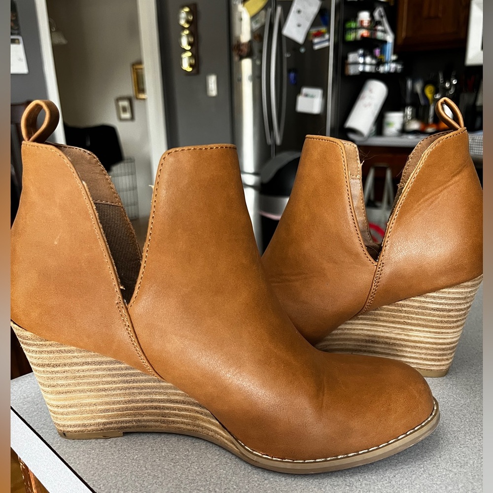 Report wedge heels sz 8